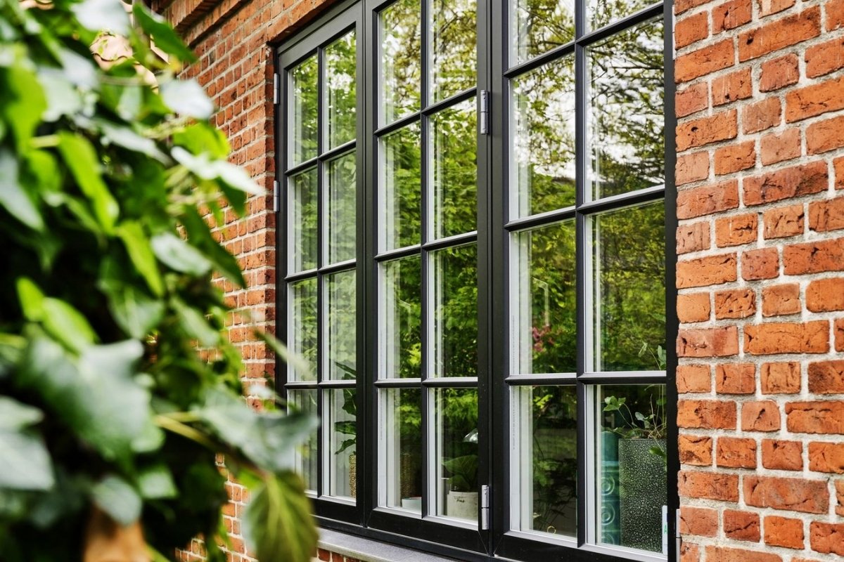 VELFAC Classic Composite Window Jet Black